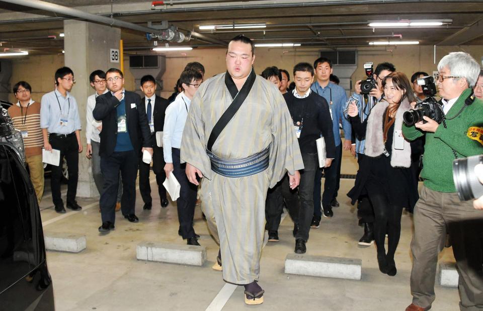 　両国国技館を後にする稀勢の里