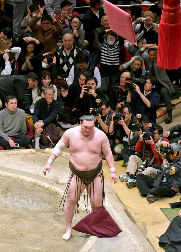 　貴ノ岩に寄り切りで敗れ、座布団が舞う中を引きあげる白鵬