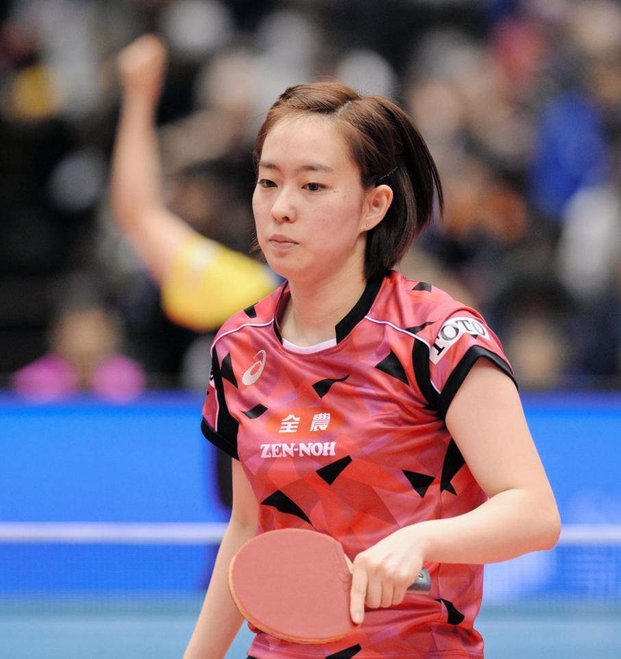 平野美宇にスマッシュを決められ冴えない表情の石川佳純＝東京体育館