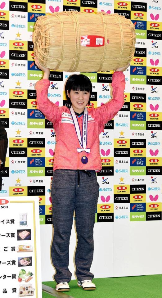 優勝の副賞として受け取った米俵を笑顔で掲げる平野美宇（撮影・開出牧）