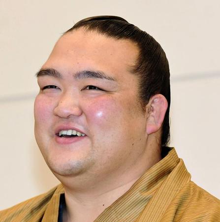 横綱昇進が決定し笑顔で会見する稀勢の里＝小岩アーバンプラザ（撮影・棚橋慶太）