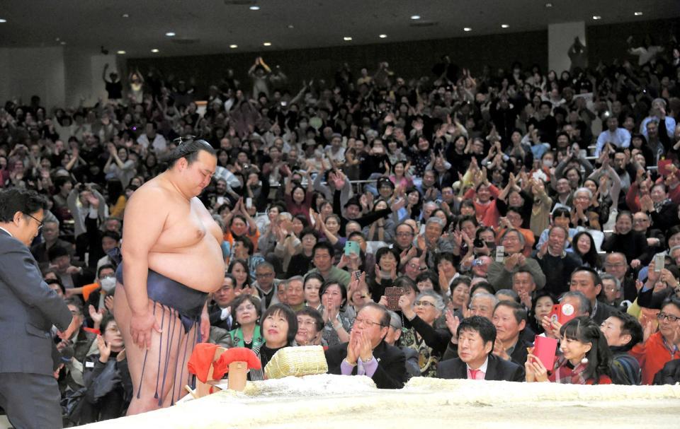 　場内からの割れんばかりの拍手に頭を下げる稀勢の里（撮影・堀内翔）