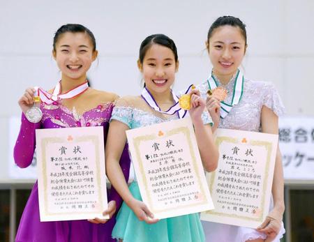 　フィギュア女子で優勝した芦屋・三原舞依（中央）。左は２位の神戸野田・坂本花織、右は３位の大阪薫英女学院・岩元こころ