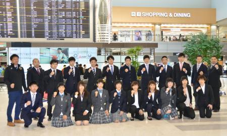　ヤリギン国際への出発前、記念撮影するレスリングの男女代表選手ら＝２４日、成田空港