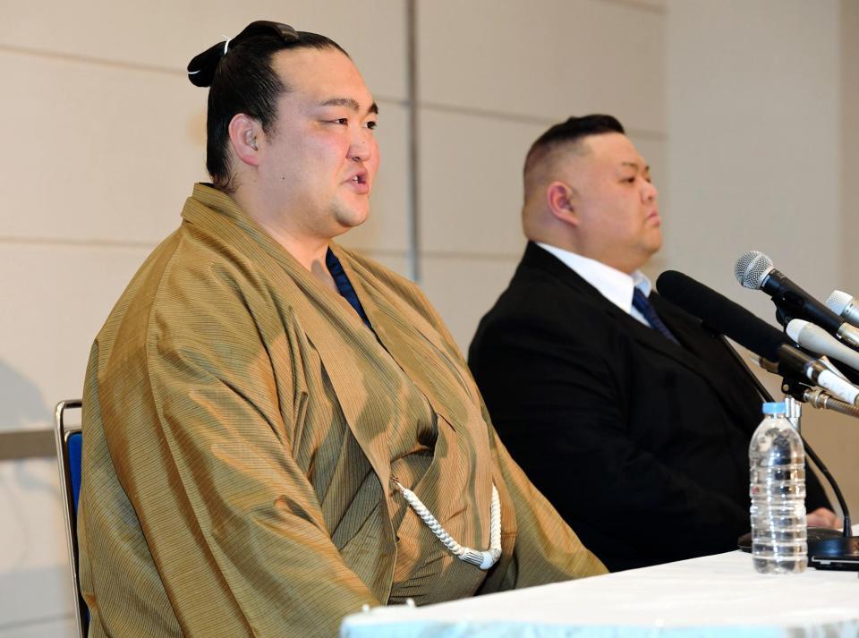 　横綱昇進が決定し会見する稀勢の里（左）と田子ノ浦親方
