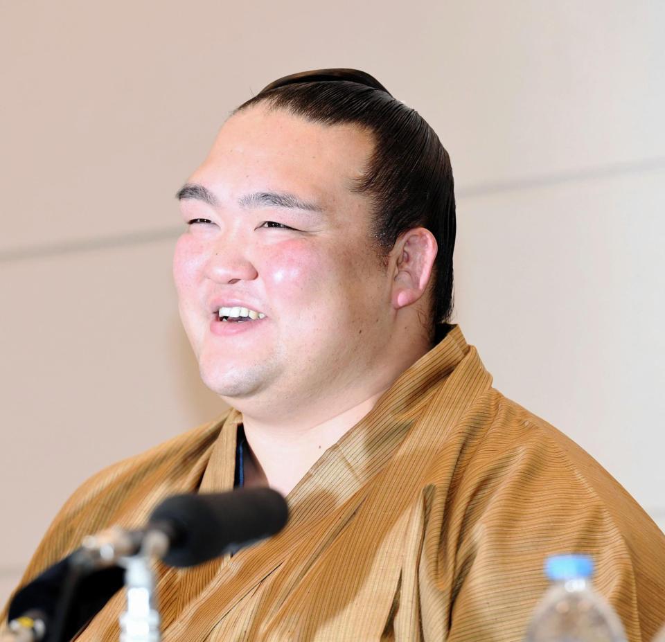 笑顔で会見する稀勢の里（撮影・棚橋慶太）