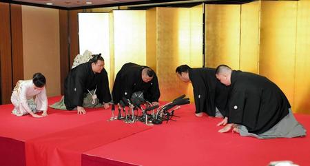 　横綱昇進の伝達を受け口上を述べる稀勢の里