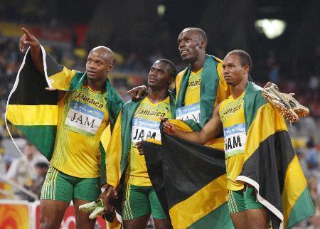 　２００８年８月、北京五輪陸上男子４００メートルリレーで金メダルを獲得したジャマイカチーム。左から２人目がネスタ・カーター、同３人目はウサイン・ボルト＝国家体育場（共同）