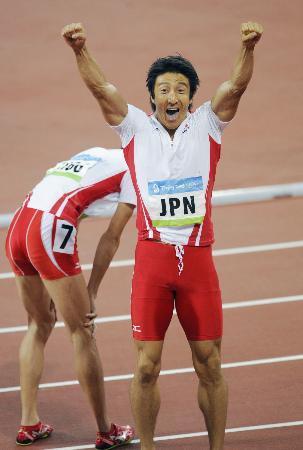 　北京五輪の陸上男子４００メートルリレーで銅メダルを獲得、ガッツポーズで喜ぶアンカーの朝原宣治氏＝２００８年８月（共同）