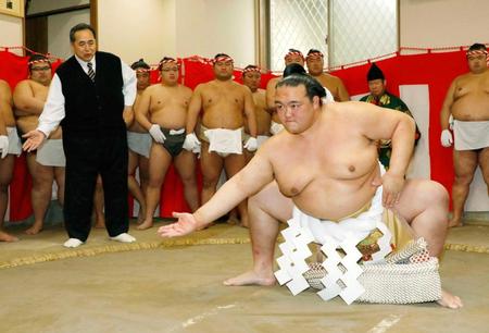 　芝田山親方（左奥）から雲竜型の横綱土俵入りの指導を受ける稀勢の里