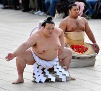 　雲竜型の土俵入りを初披露する新横綱・稀勢の里（左）