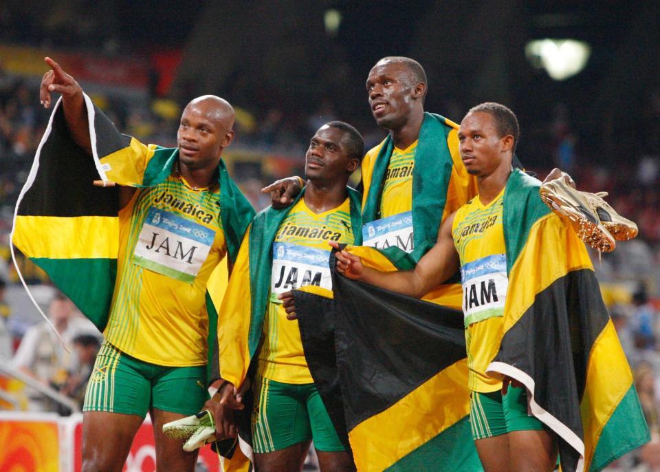 　北京五輪陸上男子４００メートルリレーで金メダルを獲得したジャマイカチーム。左から２人目がカーター、同３人目はボルト（共同）