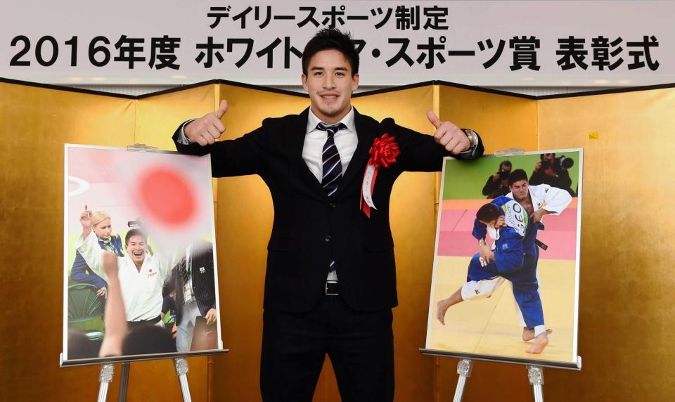 　ホワイトベア・スポーツ賞を受賞し笑顔でサムアップポーズを決めるベイカー茉秋（撮影・棚橋慶太）