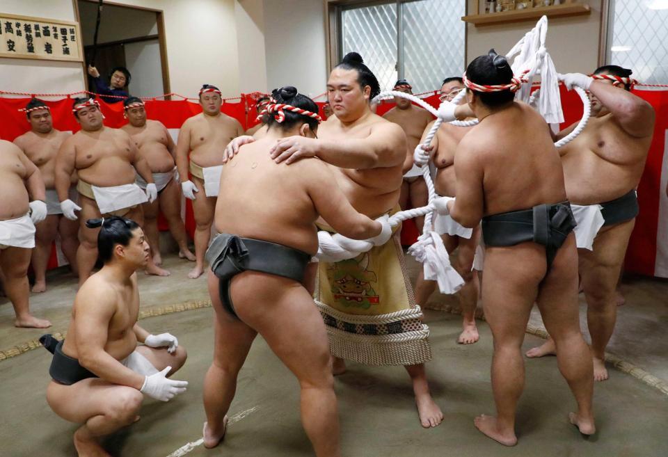 　完成した綱を締める新横綱稀勢の里