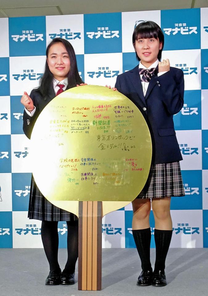 制服姿でイベントに登場した伊藤美誠（左）と平野美宇