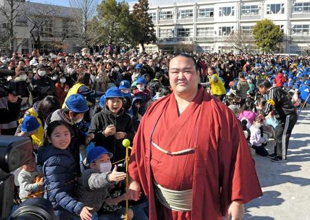 　小岩小学校を訪れて優勝報告し、大勢の児童の歓迎を受けた横綱・稀勢の里