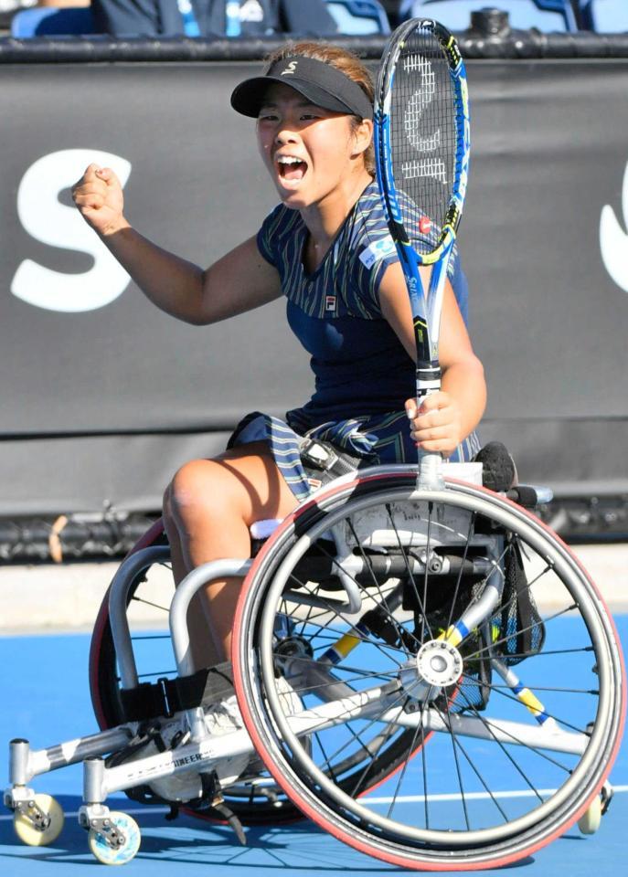 　車いすの部女子シングルスで初優勝し、ガッツポーズする上地結衣