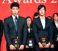 日本水連の２０１６年度最優秀選手に選ばれ、あいさつするリオ五輪男子４００メートル個人メドレー金メダリストの萩野公介（左）と同五輪女子２００メートル平泳ぎ優勝の金藤理絵＝30日午後、東京都内のホテル