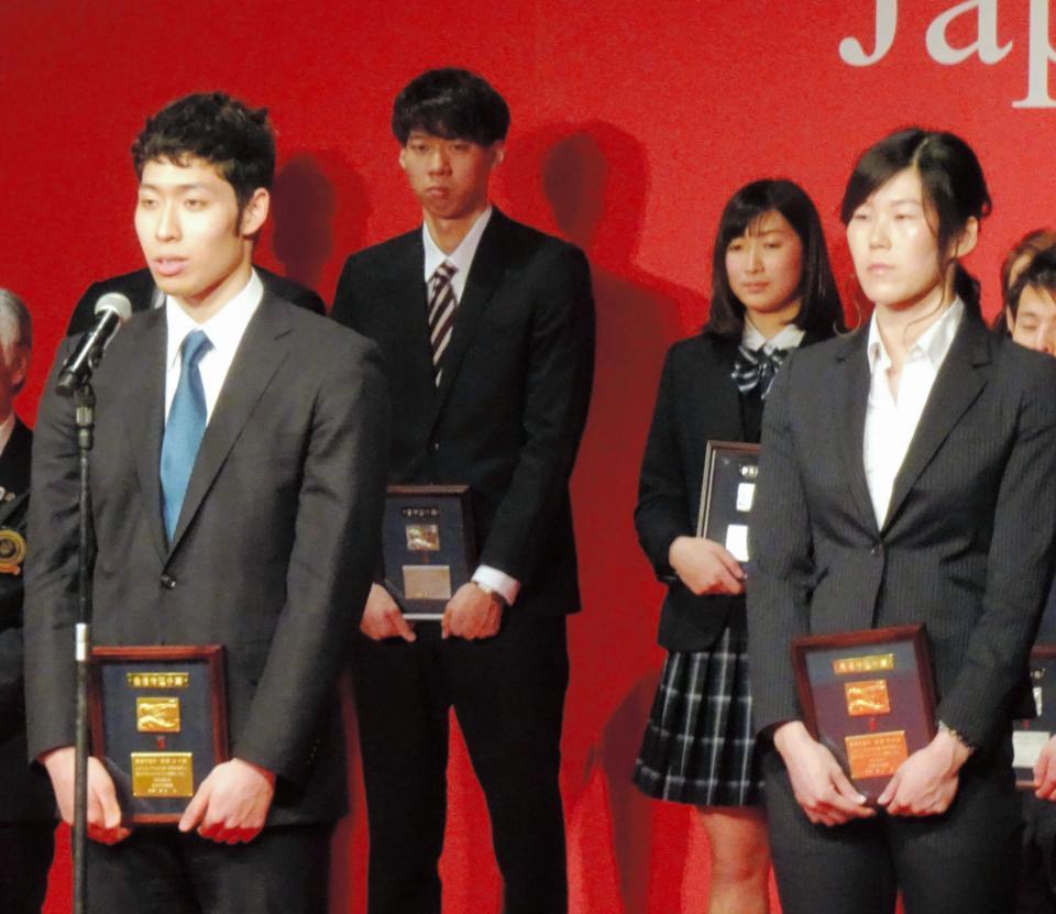 日本水連の表彰式に出席した（左から）萩野公介、渡辺一平、池江璃花子、金藤理絵