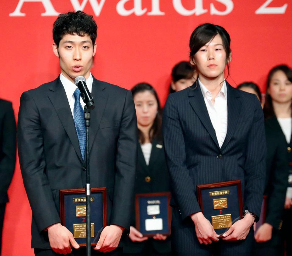日本水連の２０１６年度最優秀選手に選ばれ、あいさつするリオ五輪男子４００メートル個人メドレー金メダリストの萩野公介（左）と同五輪女子２００メートル平泳ぎ優勝の金藤理絵＝30日午後、東京都内のホテル