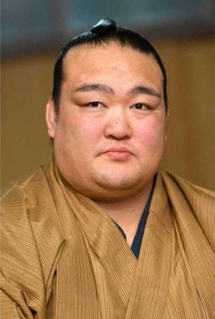 　ウオーキングで始動した稀勢の里（共同）