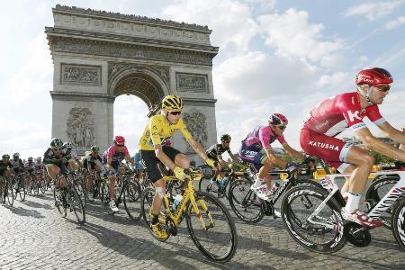 　ツール・ド・フランス最終ステージで凱旋門を通過するクリストファー・フルーム（中央）＝２０１６年７月、パリ（ロイター＝共同）
