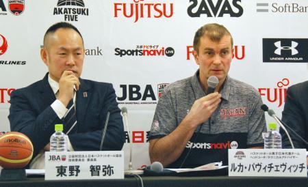 　記者会見するバスケットボール男子日本代表　のルカ・パビチェビッチ技術委員会アドバイザー（右）ら＝３１日、東京都内