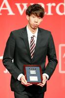 　日本水連の２０１６年度の表彰式に出席した、競泳男子２００メートル平泳ぎで世界新記録をマークした渡辺一平（共同）