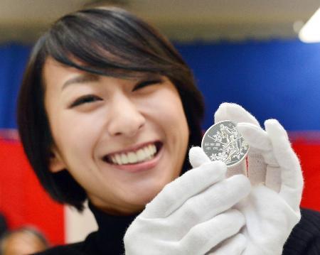 　冬季アジア大会の記念硬貨を手にする浅田舞さん＝２０１６年１１月、大阪市の造幣局