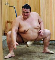 すり足で体を動かす稀勢の里＝東京都江戸川区の田子ノ浦部屋（撮影・出月俊成）