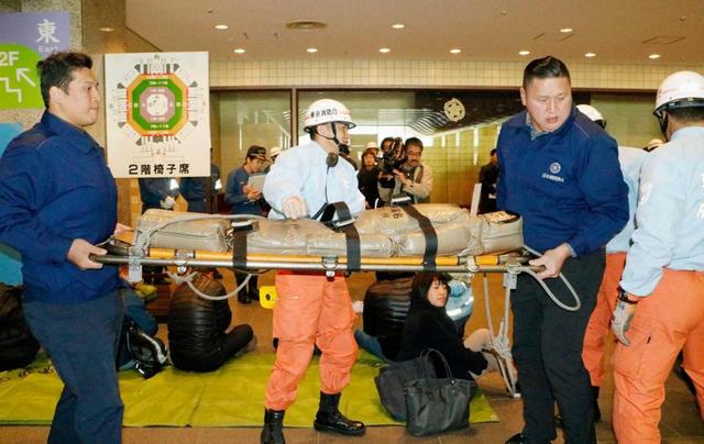 国技館で親方衆ら救助訓練　競技中の強い地震を想定、外国人客のための対応も