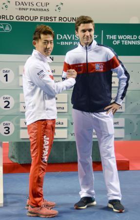 　デ杯ワールドグループ１回戦のシングルスで対戦する西岡良仁（左）とフランスのジル・シモン＝２日、東京都江東区