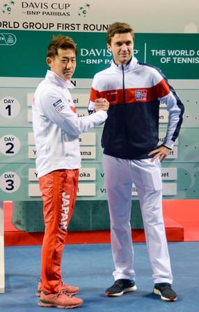 　デ杯ワールドグループ１回戦のシングルスで対戦する西岡良仁（左）とフランスのジル・シモン（共同）