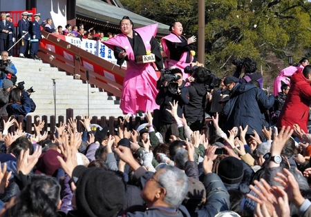 白鵬と並んで福豆をまく稀勢の里（中央左）＝千葉県成田市の成田山新勝寺（撮影・出月俊成）