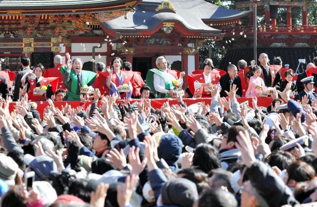 新横綱稀勢の里が豆まき　４万人から大歓声、祝福の嵐…白鵬らと豪快投げ