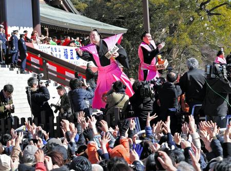 　成田山新勝寺の節分会で白鵬と並んで福豆をまく稀勢の里（中央左）