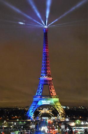 　２０２４年夏季五輪招致に向けたイベントでライトアップされたエッフェル塔＝３日、パリ（共同）