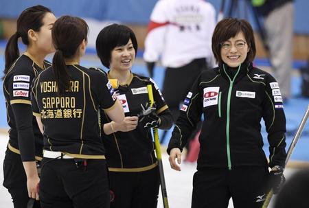 　女子プレーオフ　富士急に勝利し笑顔の北海道銀行・小笠原（右端）、船山（同２人目）ら＝軽井沢アイスパーク