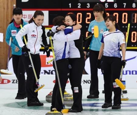 　女子プレーオフ　延長の末、中部電力に競り勝ち喜ぶ藤沢（中央右）、本橋（左から２人目）らＬＳ北見の選手たち。左端は中部電力・松村＝軽井沢アイスパーク