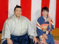 婚約会見を行った誉富士（左）と婚約指輪を見せる婚約者の坂田祥子さん