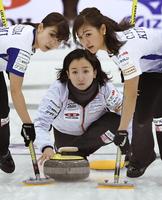 　女子プレーオフ　ＬＳ北見－中部電力　第４エンド、ショットを放つＬＳ北見・藤沢（中央）。左は吉田夕、右は吉田知＝軽井沢アイスパーク