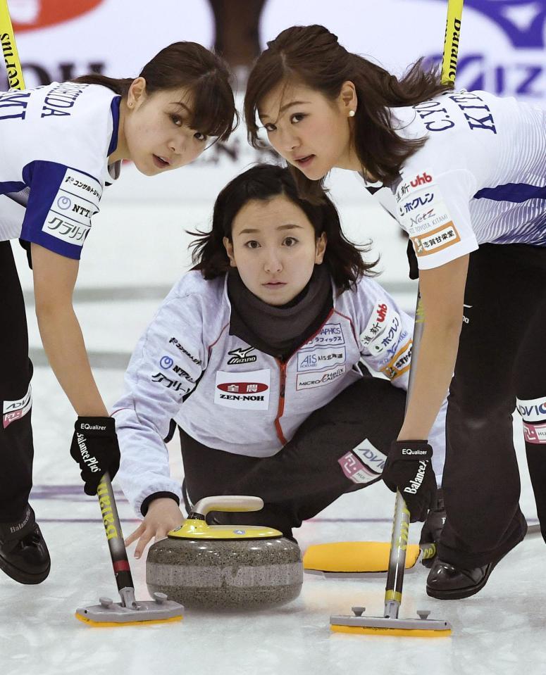 　女子プレーオフ　ＬＳ北見－中部電力　第４エンド、ショットを放つＬＳ北見・藤沢（中央）。左は吉田夕、右は吉田知＝軽井沢アイスパーク