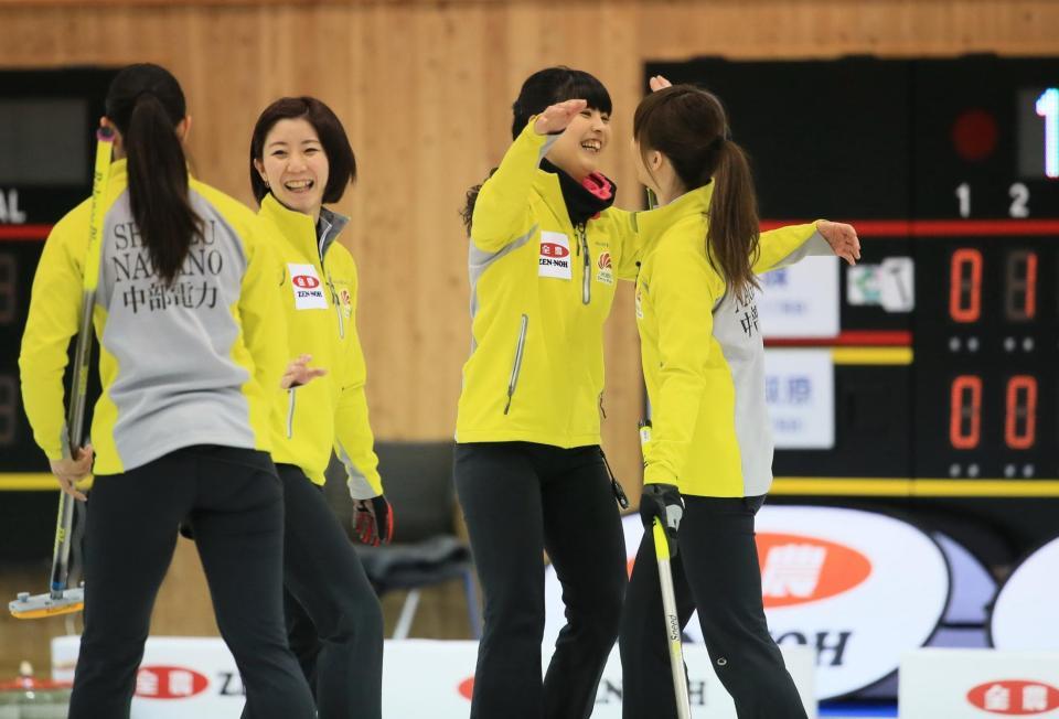 　決勝進出を決めて喜ぶ石郷岡（中央左）、松村（同右）ら