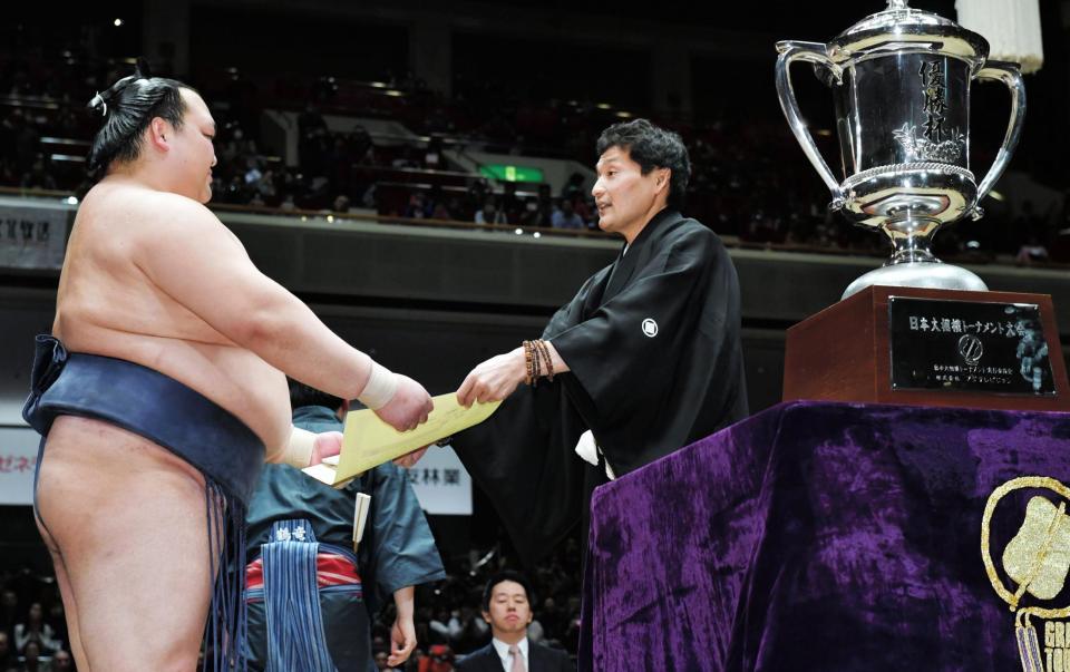 トーナメントで優勝し貴乃花親方（右）から表彰状を受け取る稀勢の里＝両国国技館