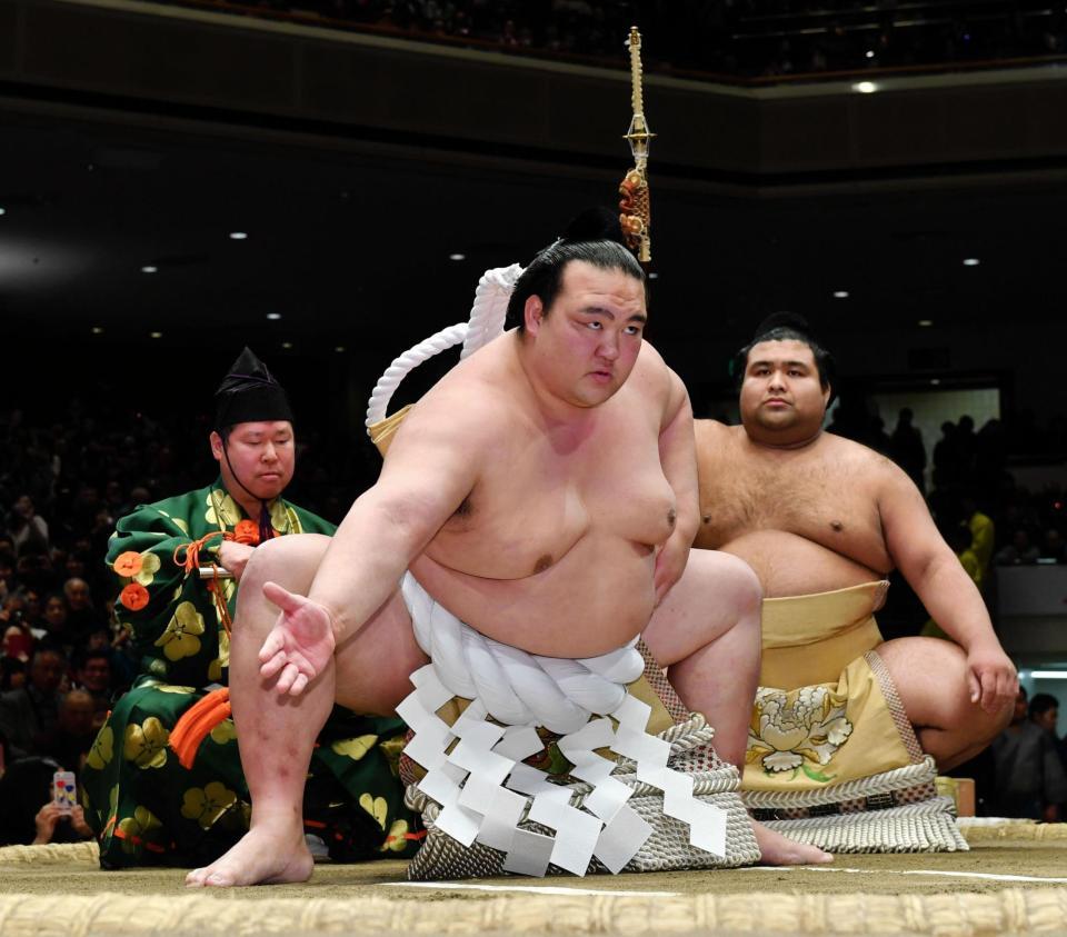 　土俵入りをする新横綱・稀勢の里