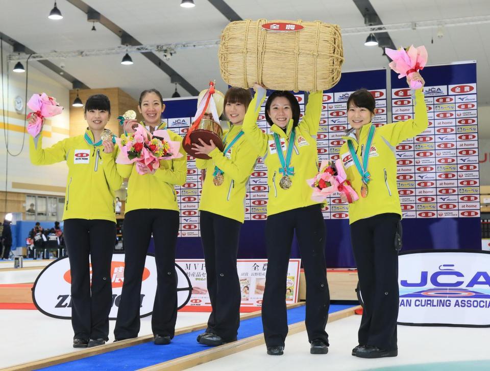優勝し笑顔を見せる中部電力の（左から）松村、清水、北沢、石郷岡、中嶋