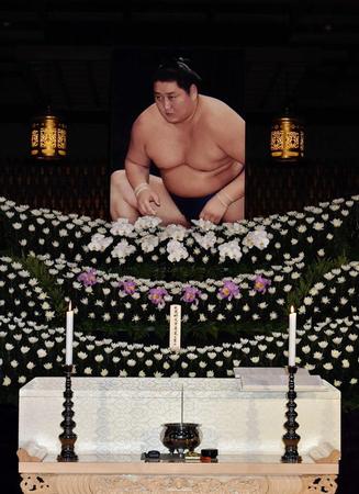 　現役時代の写真が飾られた祭壇（撮影・園田高夫）