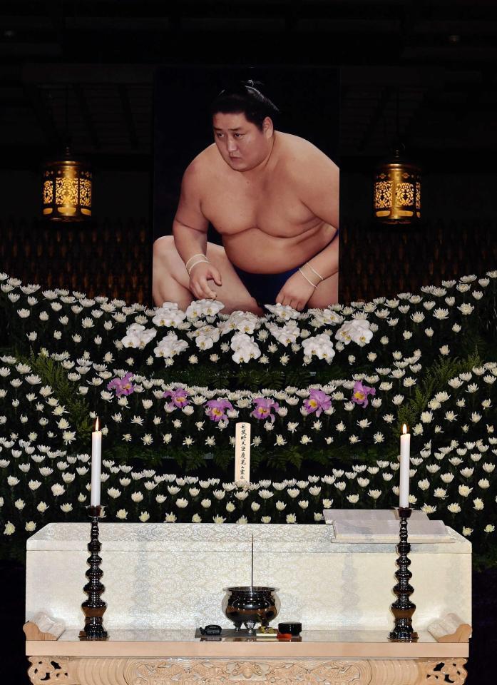 　現役時代の写真が飾られた祭壇（撮影・園田高夫）