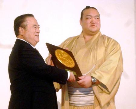 橋本昌県知事（左）から県民栄誉賞を授与された稀勢の里