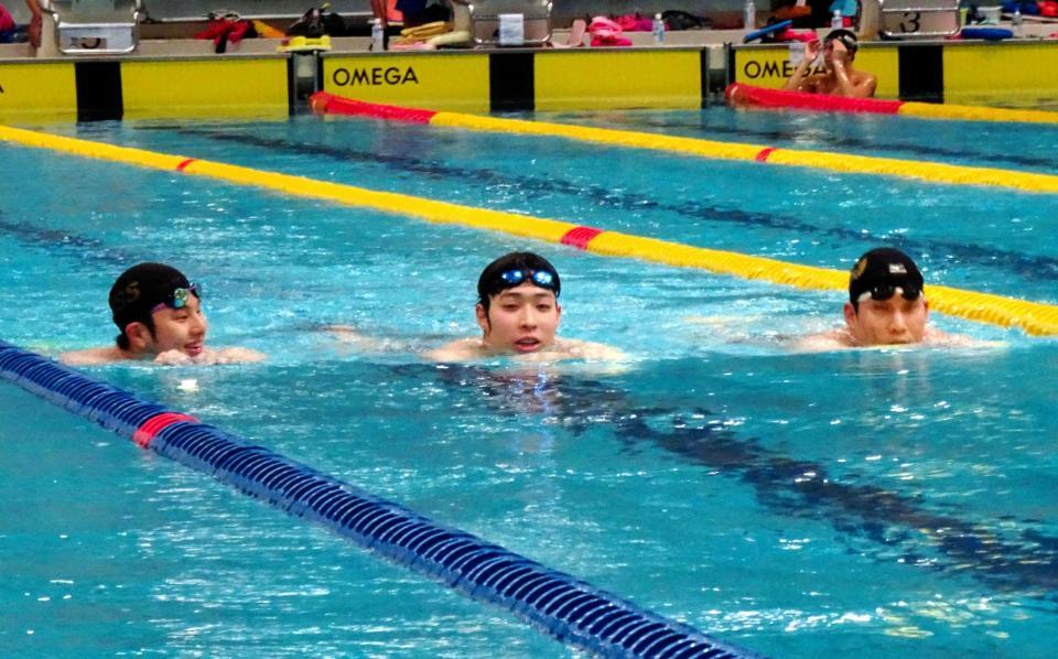 同じレーンで練習する（左から）瀬戸、萩野、小堀